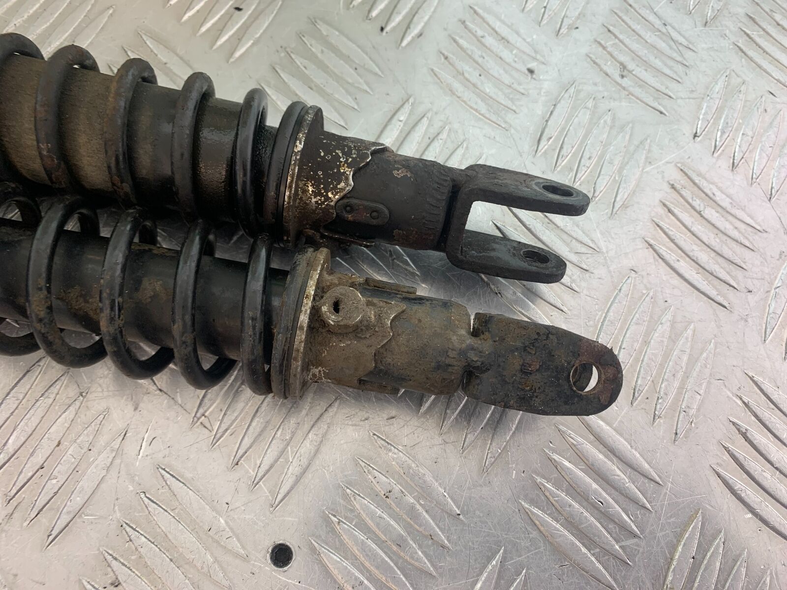 SUZUKI AN 200 UN 200 BURGMAN REAR SHOCKS  YEAR 2007-09 (CMB1128)