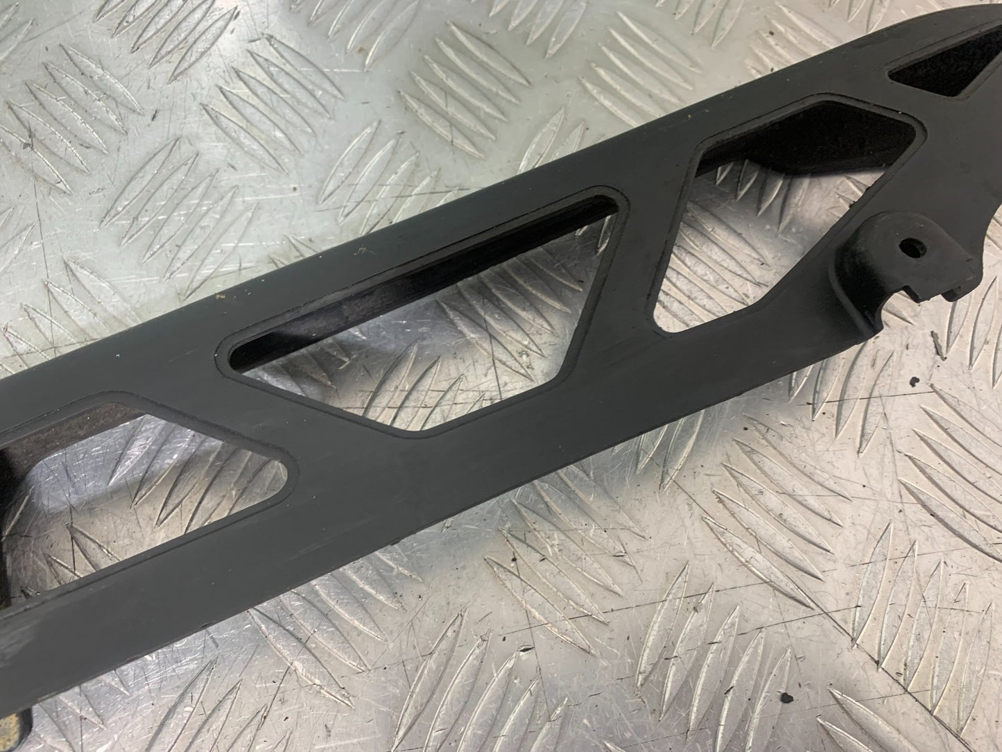 KAWASAKI GPZ600 GPZ 600 CHAIN GUARD  YEAR 1988-90 (CMB1258)
