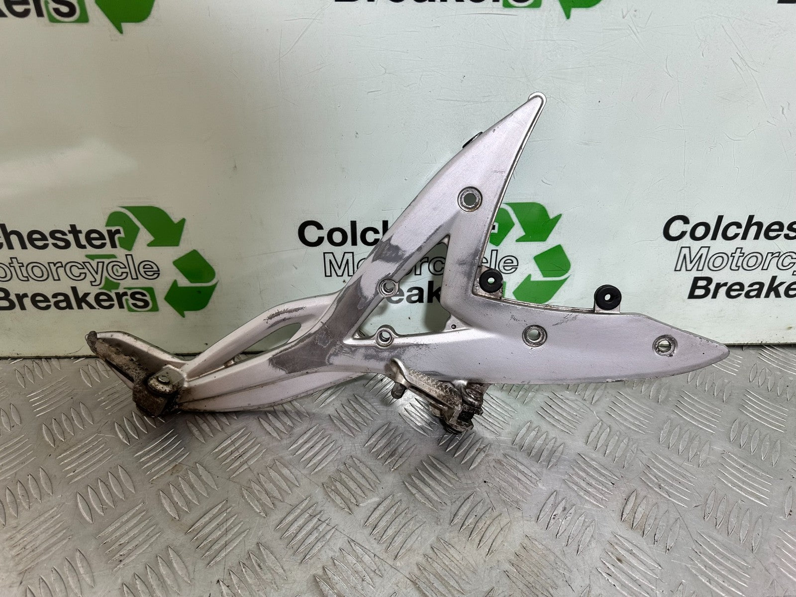 KAWASAKI ER6 F ER6F RIGHT HANGER AND PEGS YEAR 2005-2008 (CMB1178)