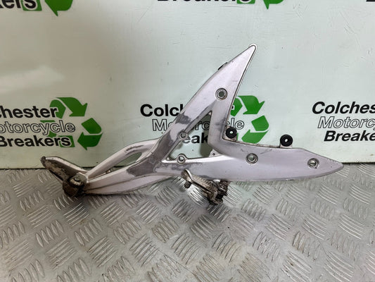 KAWASAKI ER6 F ER6F RIGHT HANGER AND PEGS YEAR 2005-2008 (CMB1178)