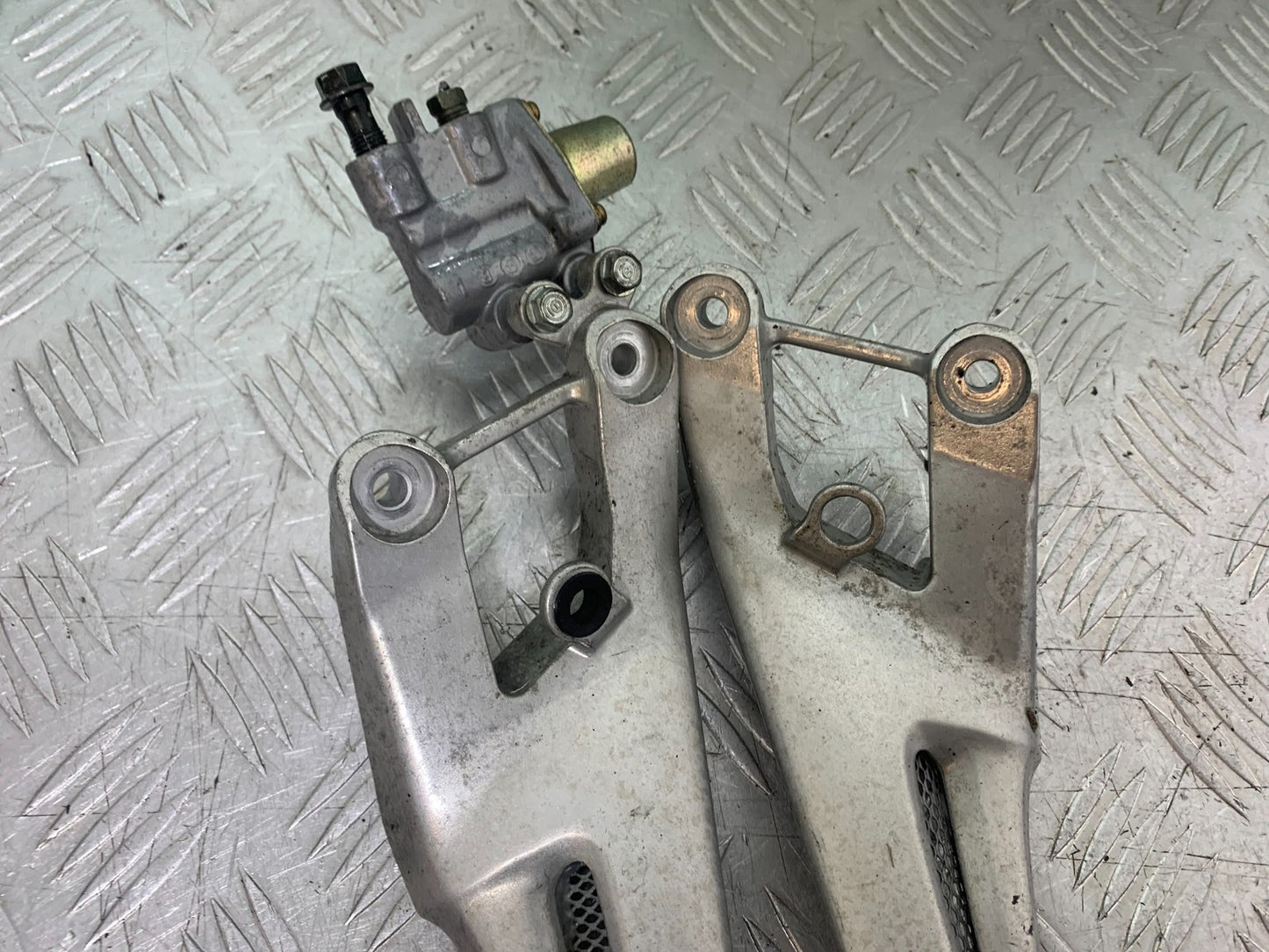HONDA CBR1100 BLACKBIRD REAR HANGERS AND PEGS  YEAR 1999-2005 (CMB1232)