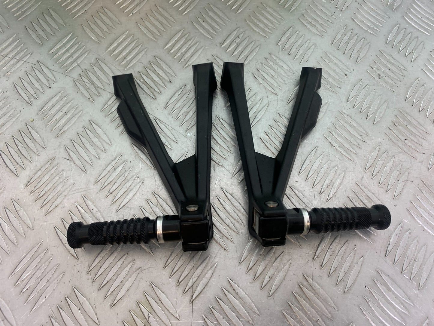BMW M1000 R REAR HANGERS AND PEGS YEAR 2023-2024 (CMB1140)