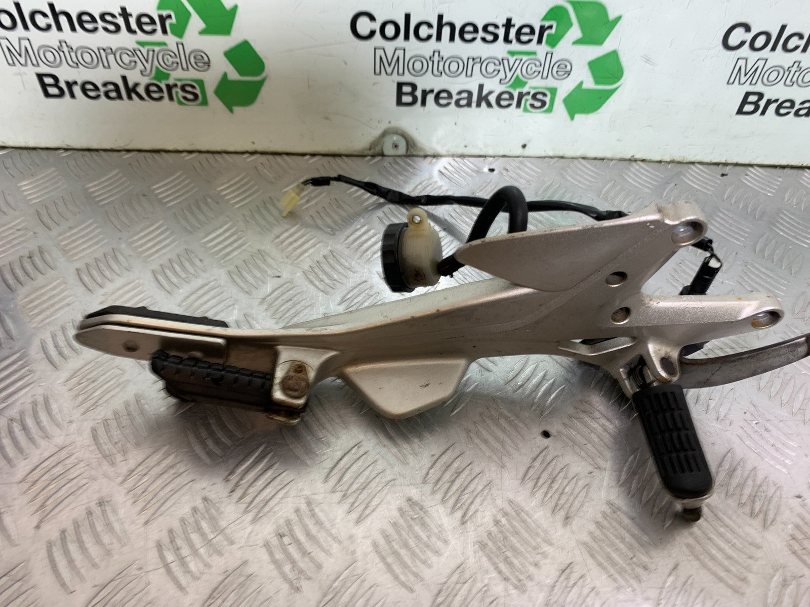 HONDA CBF500 CBF 500 RIGHT HANGER AND PEGS   YEAR 2004-2008  (CMB1294)