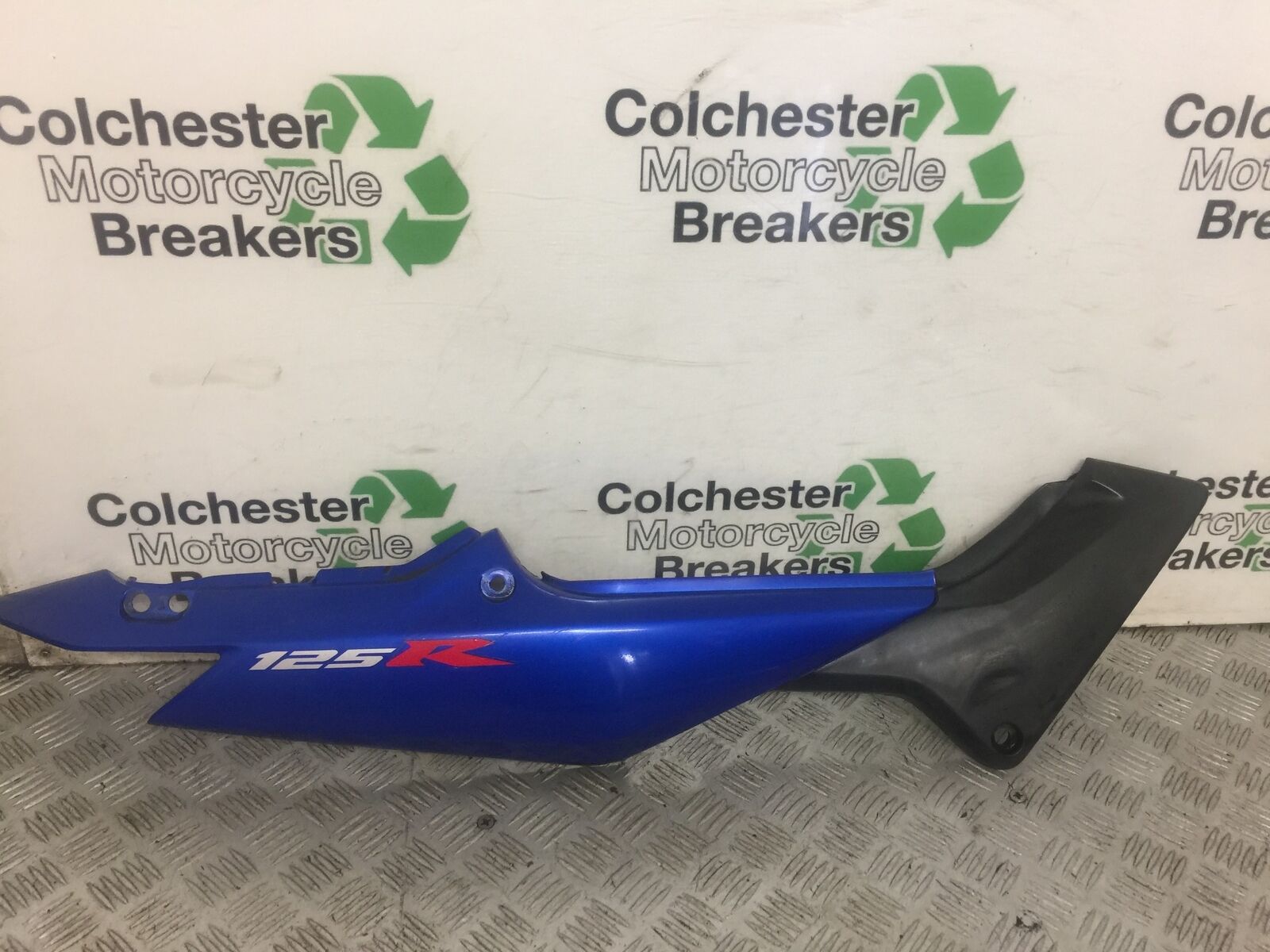 HONDA CBR125 CBR 125 RIGHT SEAT PANEL  YEAR 2008 (STOCK 627)