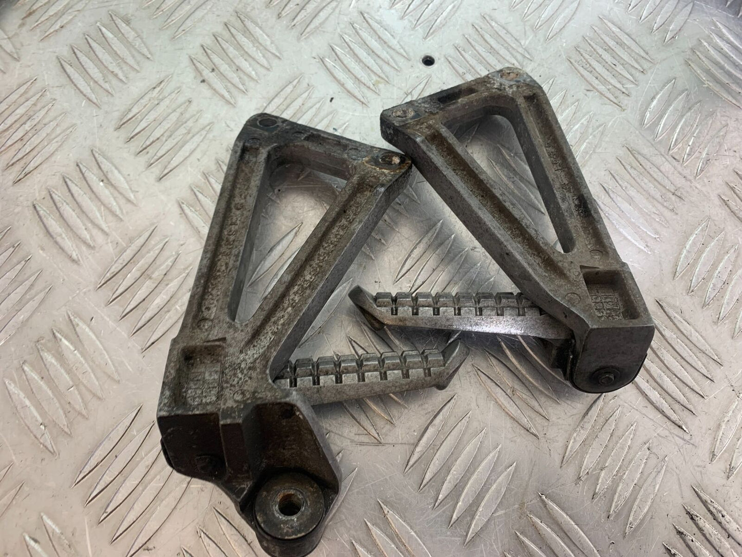 KAWASAKI Z750 ZR750 ZR-7S REAR HANGERS AND PEGS   YEAR 1999-05 (CMB1135)