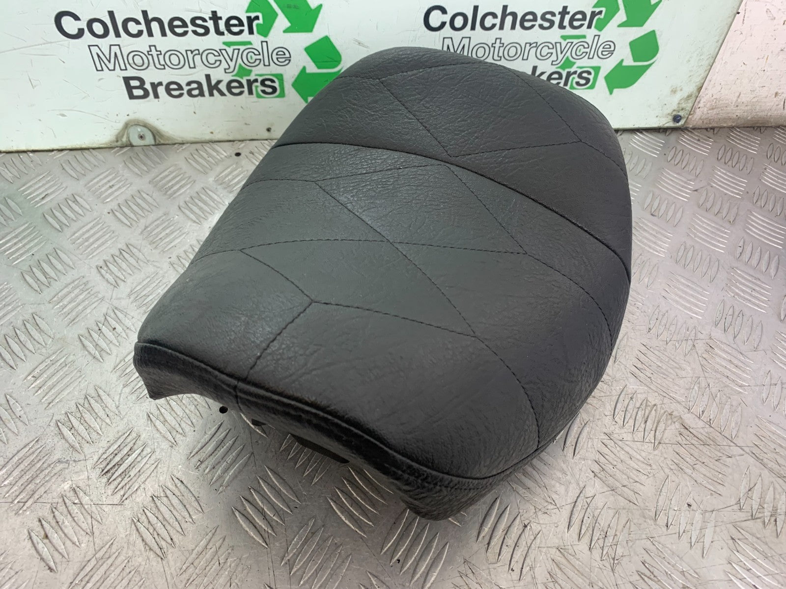 HONDA VT700 VT 700 SHADOW FRONT SEAT YEAR 1984-85 (CMB1328)