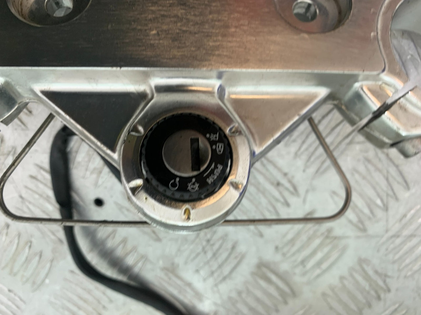 TRIUMPH SPEED TRIPLE R 1050 LOCKSET AND KEYS   2009 (CMB1183)