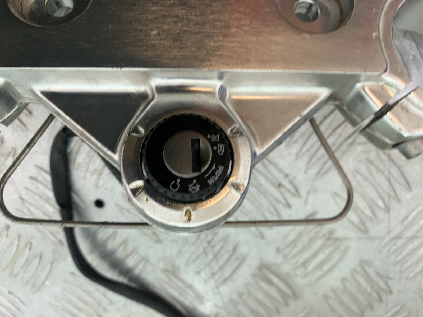 TRIUMPH SPEED TRIPLE R 1050 LOCKSET AND KEYS   2009 (CMB1183)