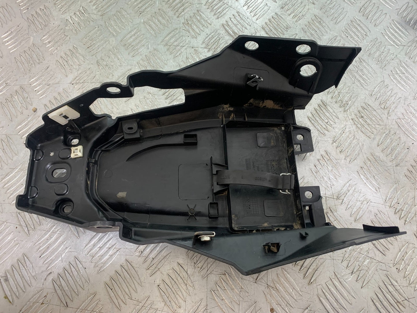 KTM 125 DUKE UNDERTRAY  YEAR 2018-2023 (CMB1185)