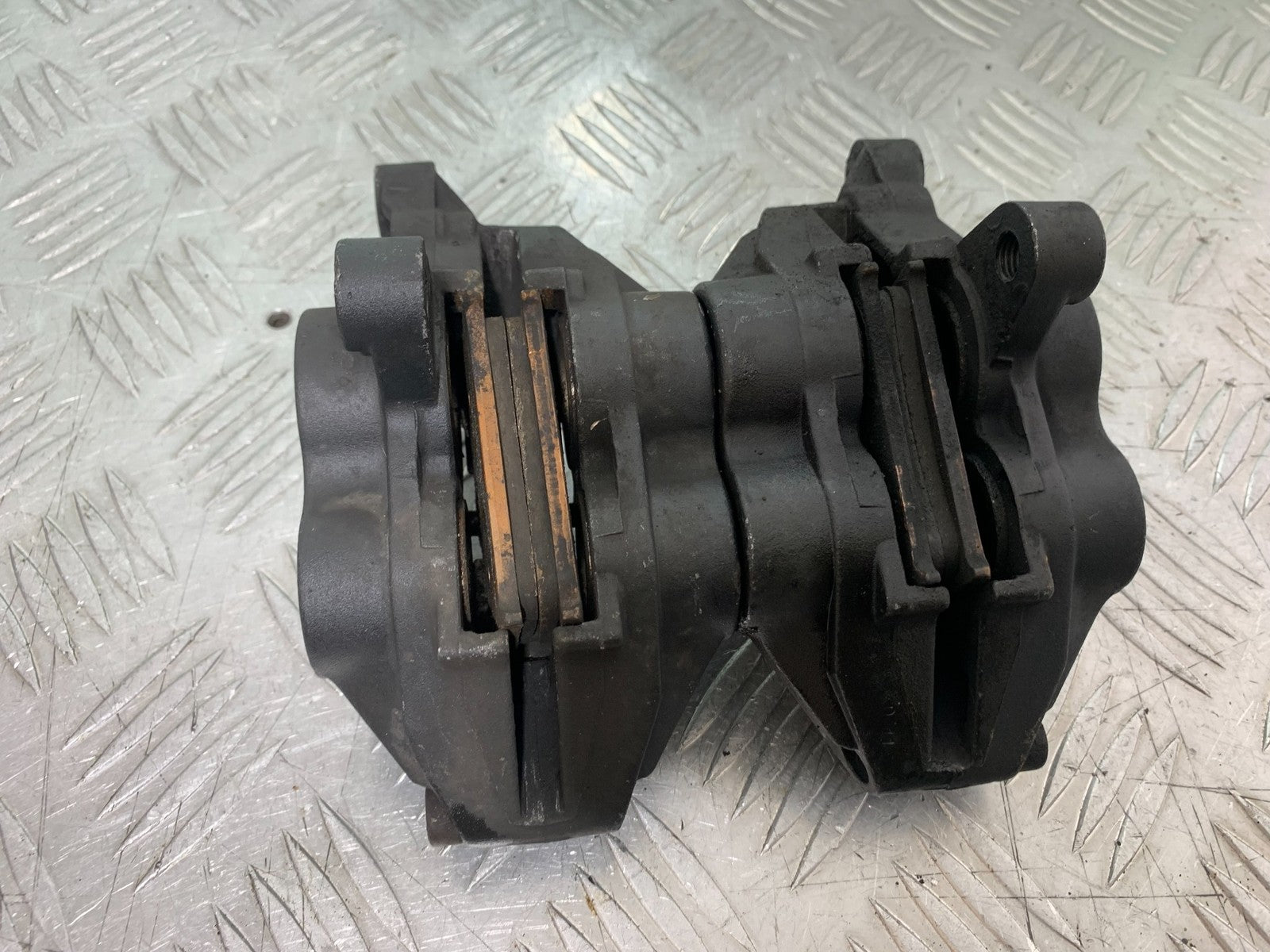 TRIUMPH 955i DAYTONA FRONT BRAKE CALIPERS YEAR 2002-2006 (CMB1229)