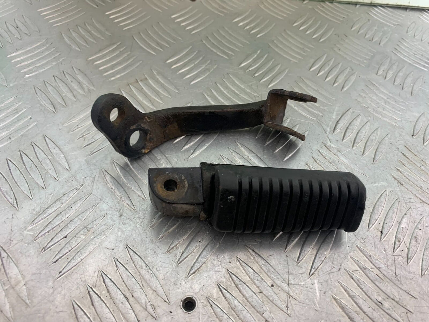 MUTT GT-SS 125 FRONT RIGHT FOOTPEG   YEAR 2020- 2024 (CMB1085)