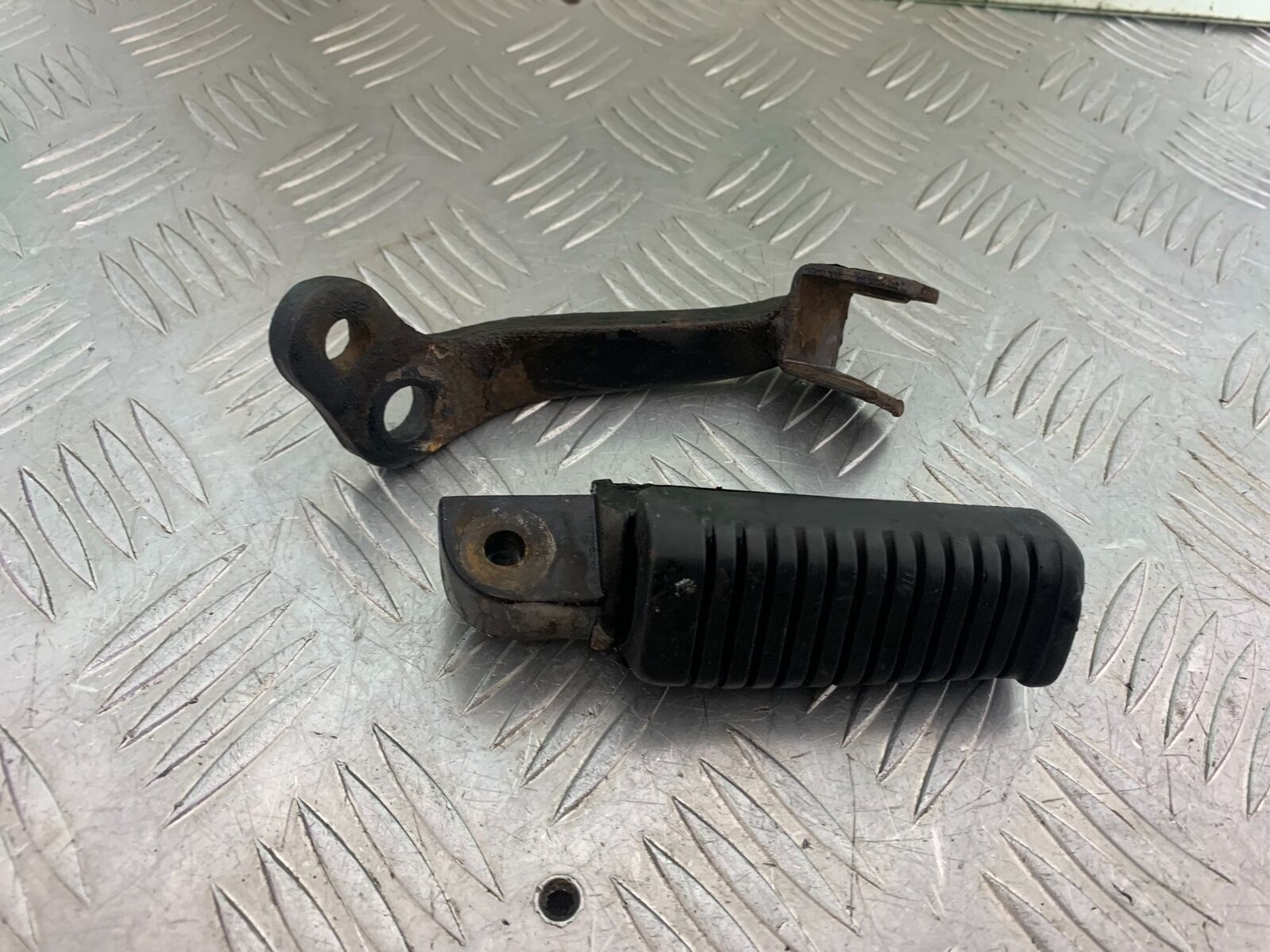 MUTT GT-SS 125 FRONT RIGHT FOOTPEG   YEAR 2020- 2024 (CMB1085)