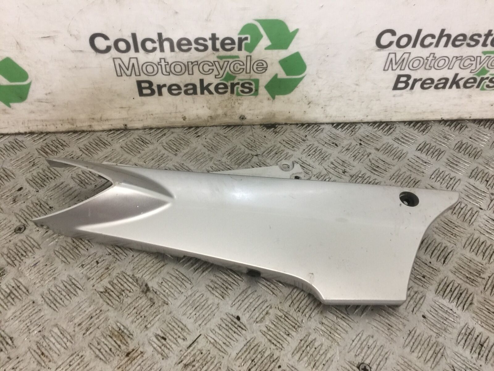 YAMAHA FJR1300 FJR 1300 RIGHT SIDE PANEL   YEAR 2001-05 (STOCK 814)