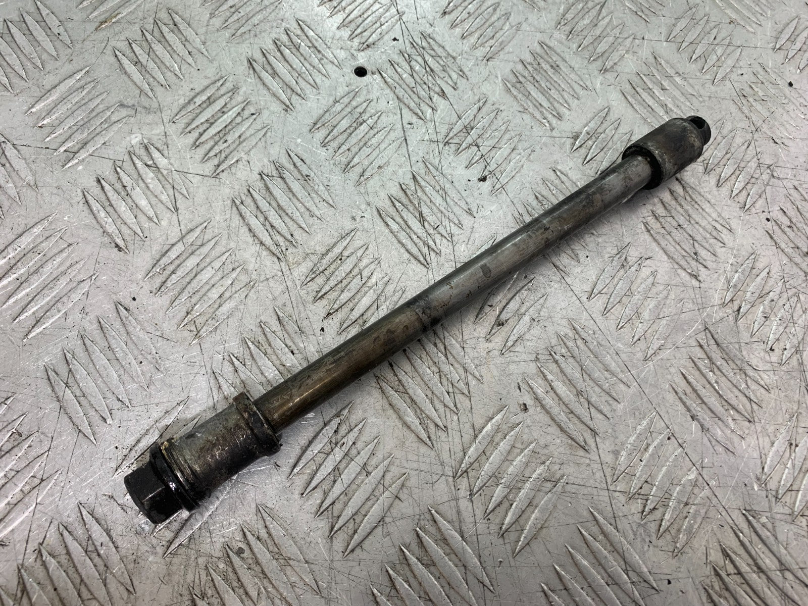 HONDA VT700 VT 700 SHADOW REAR WHEEL SPINDLE YEAR 1984-85 (CMB1328)