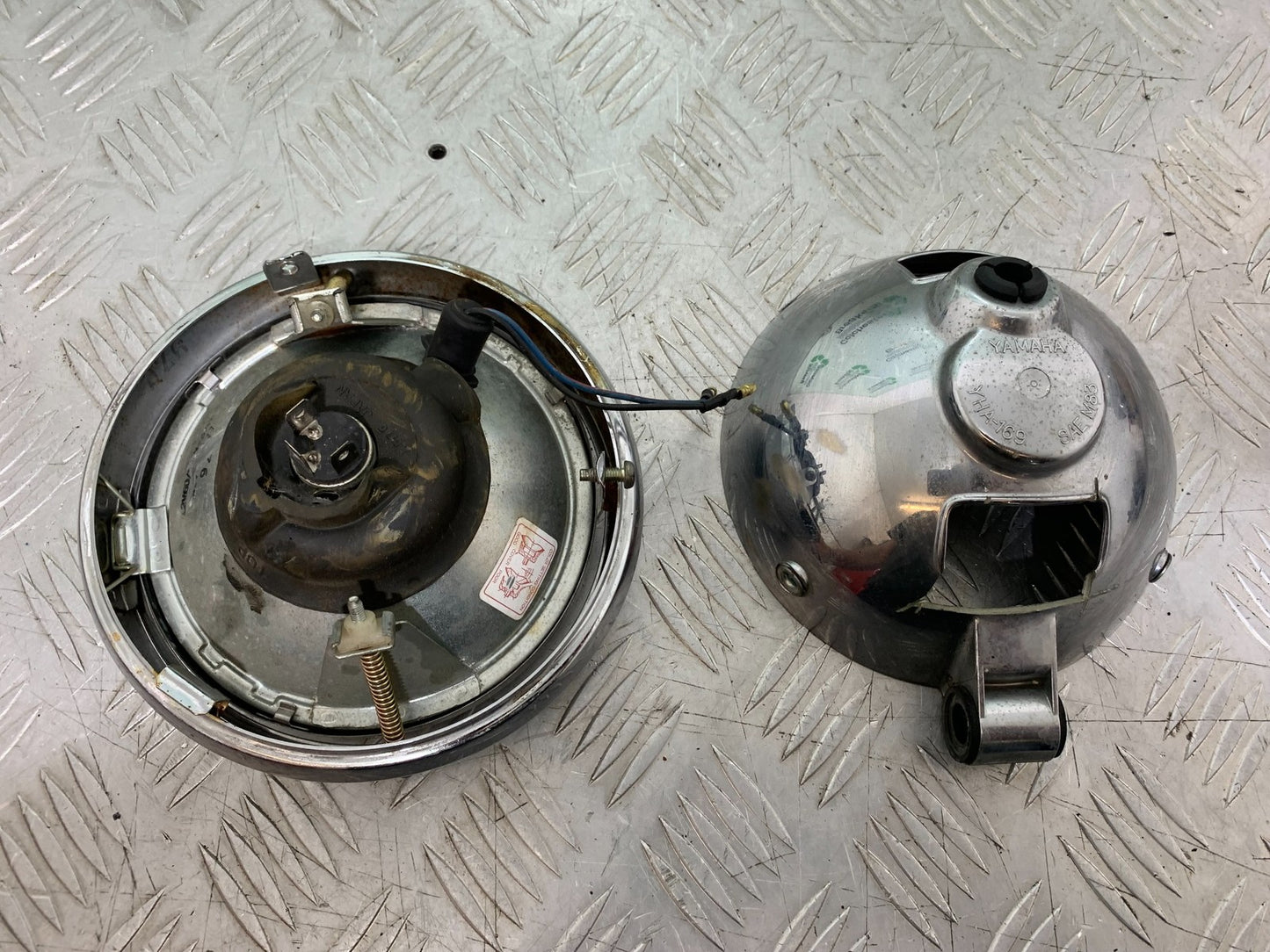 YAMAHA XV1100 XV 1100 VIRAGO HEADLIGHT AND BACKING  1990-1999 (CMB1190)