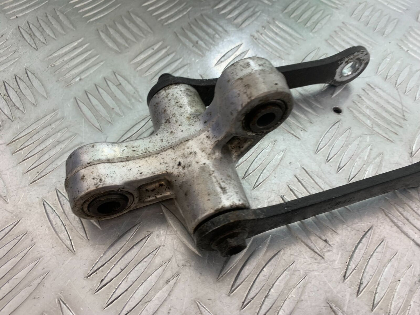SUZUKI INTRUDER VL800 C800 REAR SHOCK LINKAGE  YEAR 2012-16 (CMB1039)