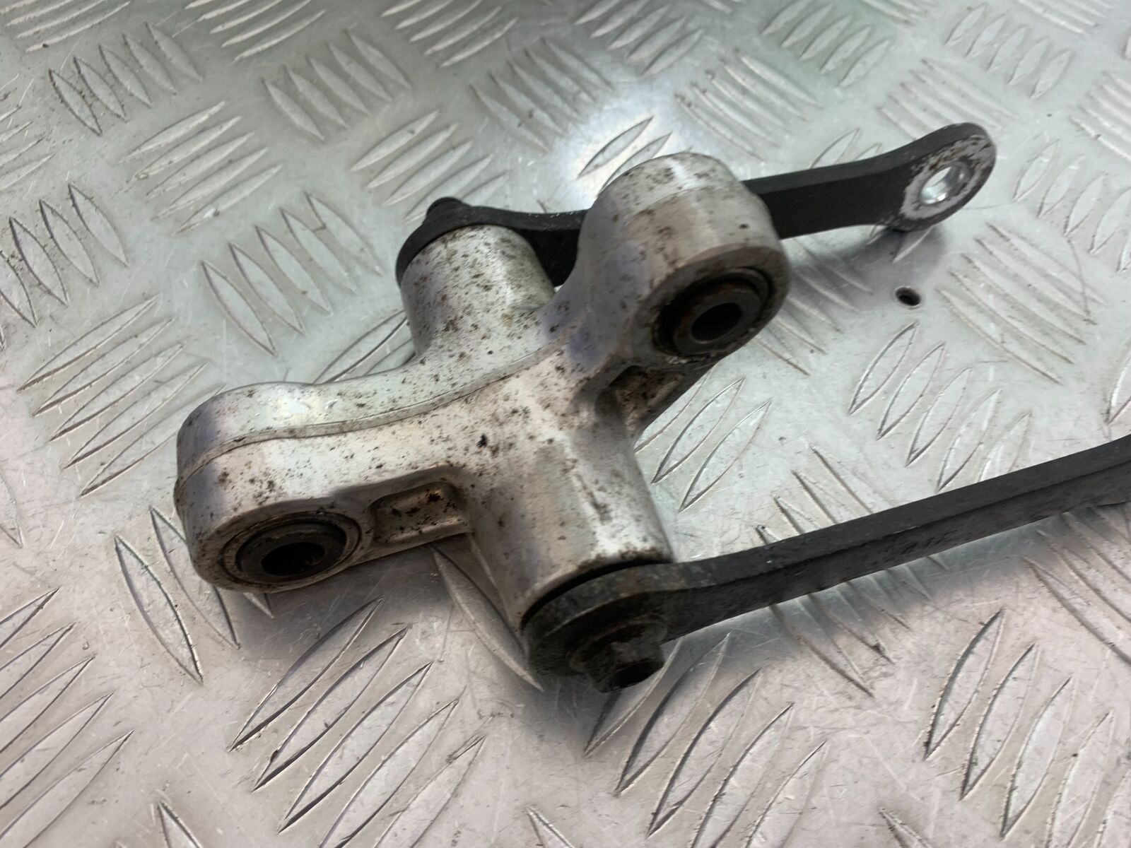 SUZUKI INTRUDER VL800 C800 REAR SHOCK LINKAGE  YEAR 2012-16 (CMB1039)