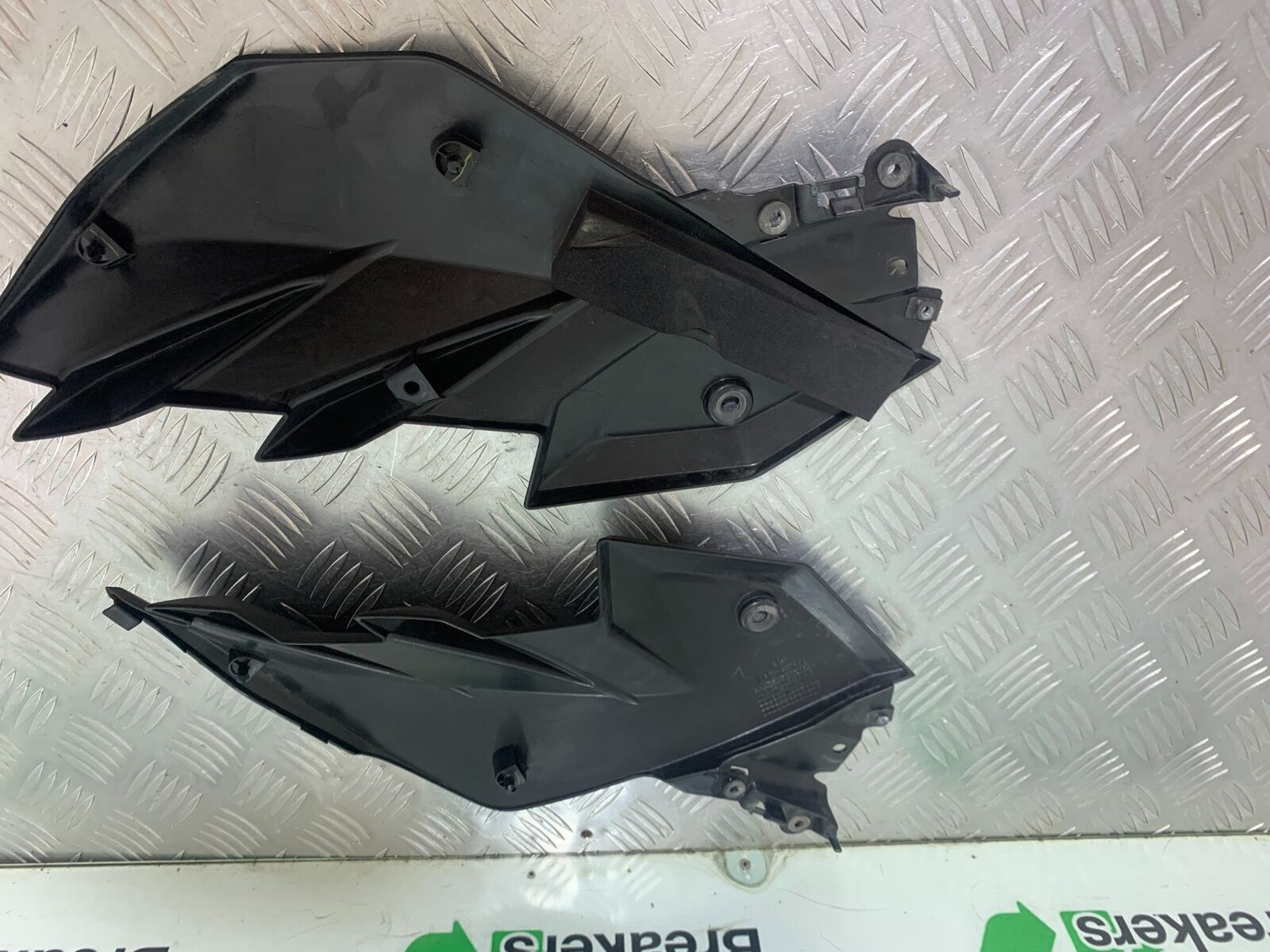 KAWASAKI Z300 ER300 LEFT AND RIGHT INFILL PANELS YEAR 2016-2018  (CMB1056)