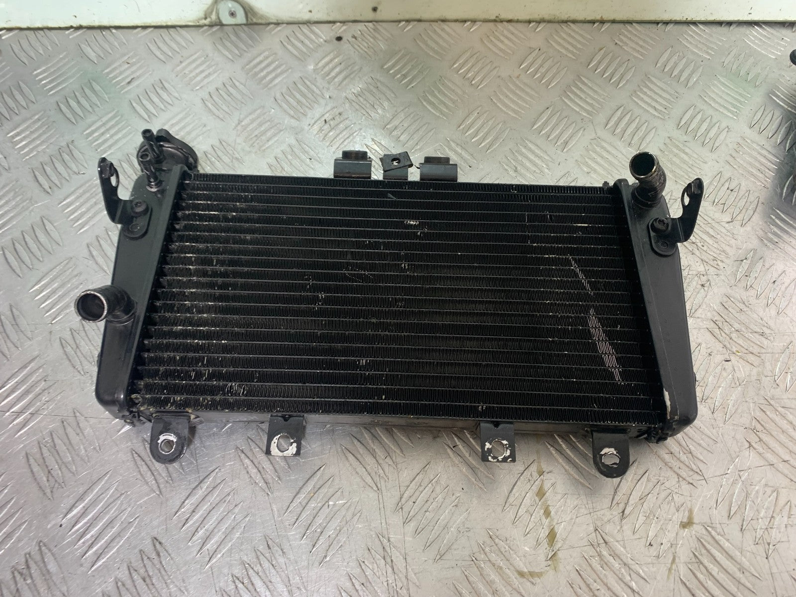 TRIUMPH 1050 SPEED TRIPLE RADIATOR YEAR 2005-2007 (CMB1322)