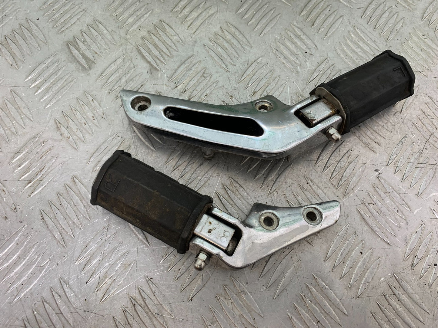 YAMAHA XV1100 XV 1100 VIRAGO REAR HANGERS AND PEGS  1990-1999 (CMB1190)