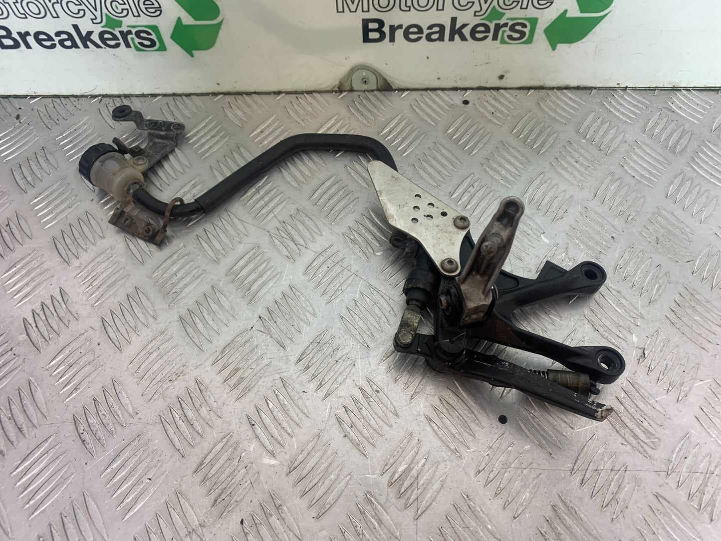 KAWASAKI ZX6R ZX6 R P7F P8F FRONT RIGHT HANGER  YEAR 2007-08 (CMB1165)