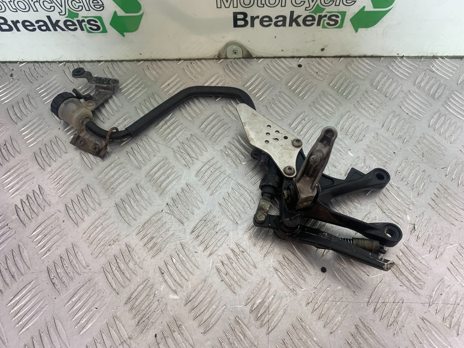 KAWASAKI ZX6R ZX6 R P7F P8F FRONT RIGHT HANGER  YEAR 2007-08 (CMB1165)