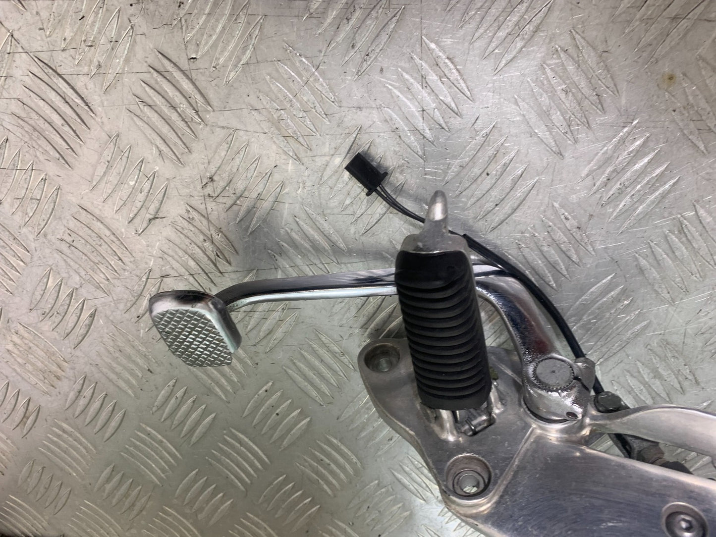 YAMAHA XJ900 XJ 900 DIVERSION FRONT RIGHT HANGER AND PEG YEAR 1994-2002(CMB1292)