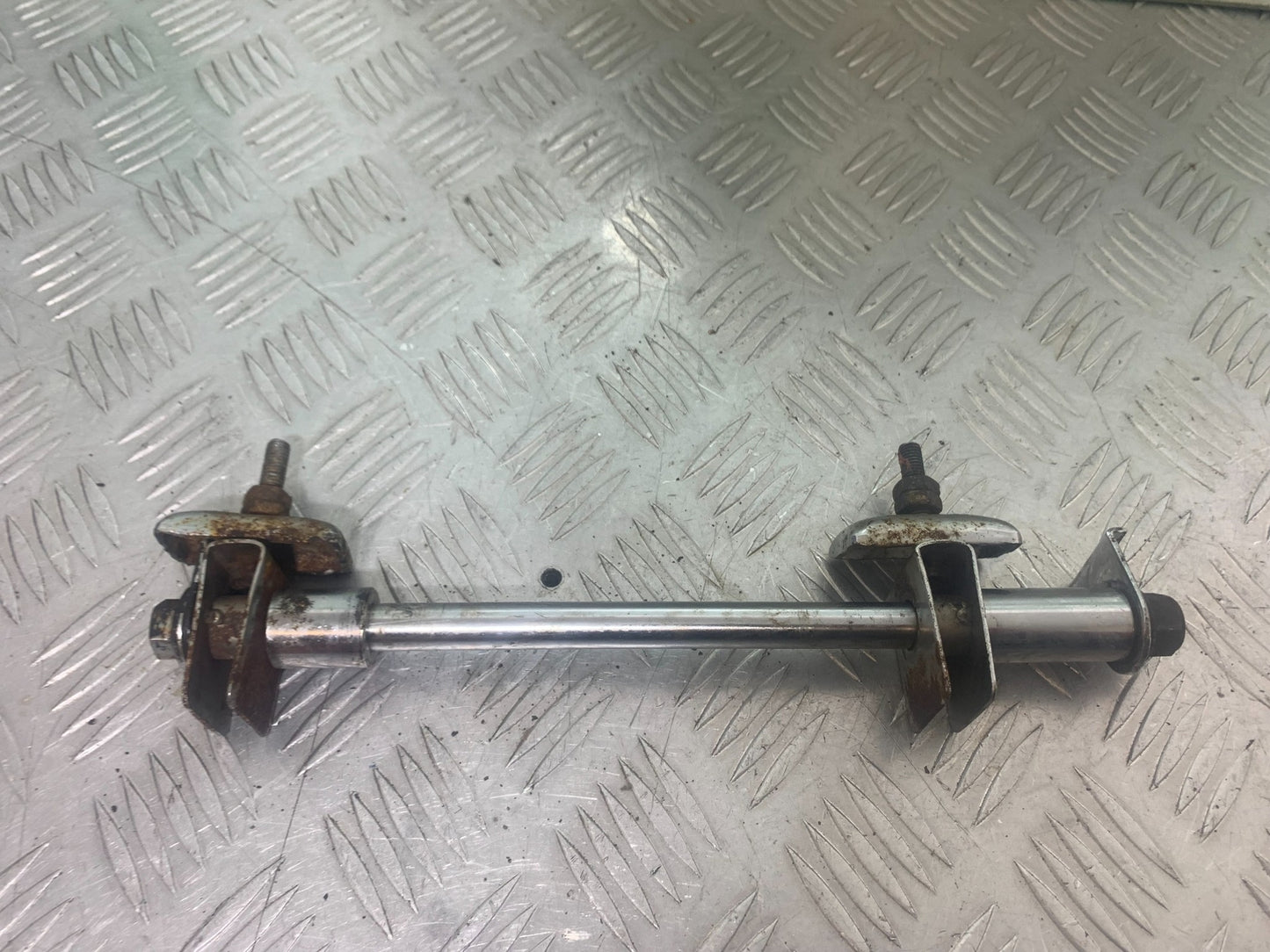 PIONEER XF250 REAR WHEEL SPINDLE  YEAR 2009 (CMB1143)