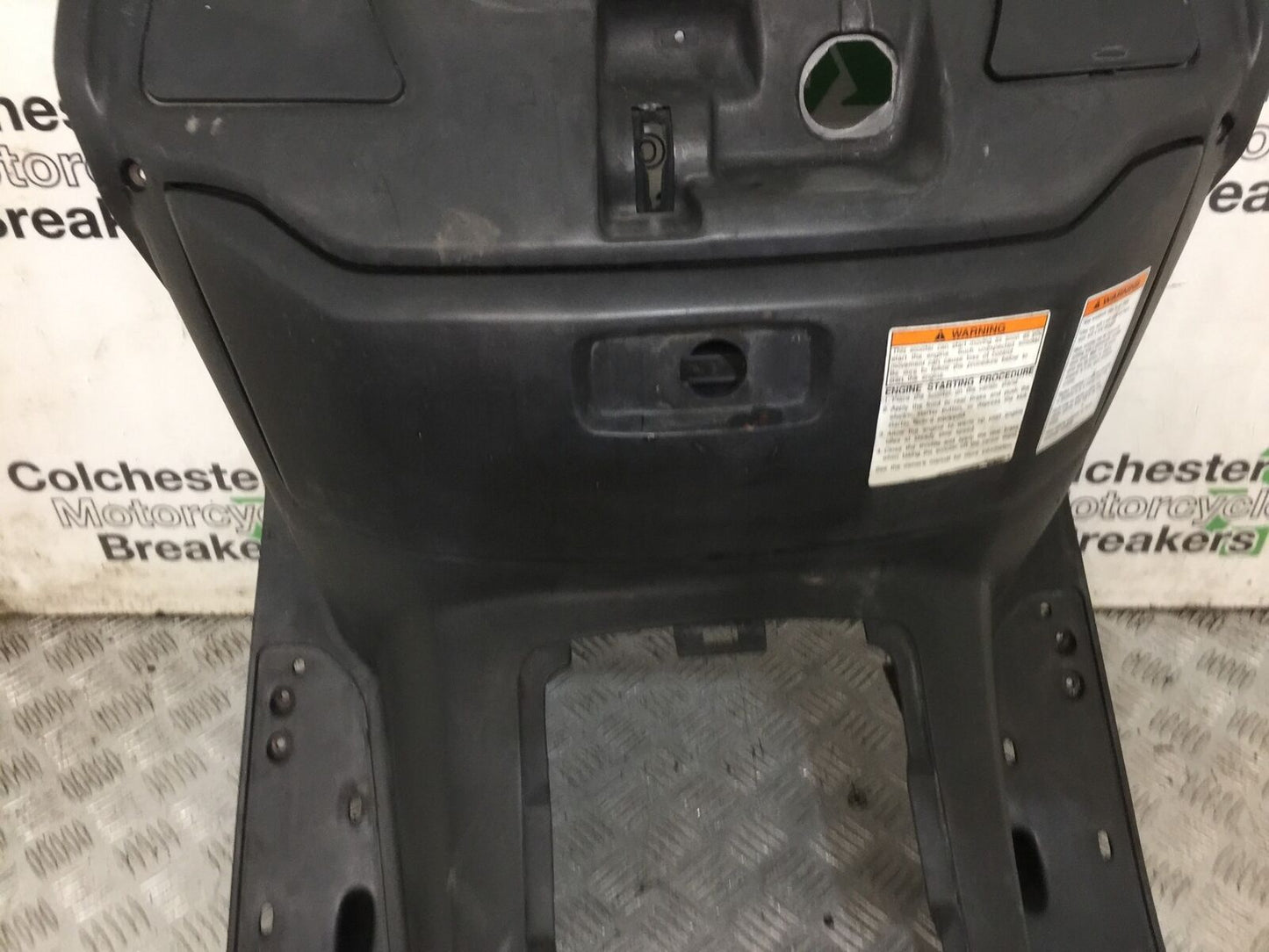 SUZUKI AN 250 BURGMAN INNER PANEL  YEAR 1999  (STOCK 881)