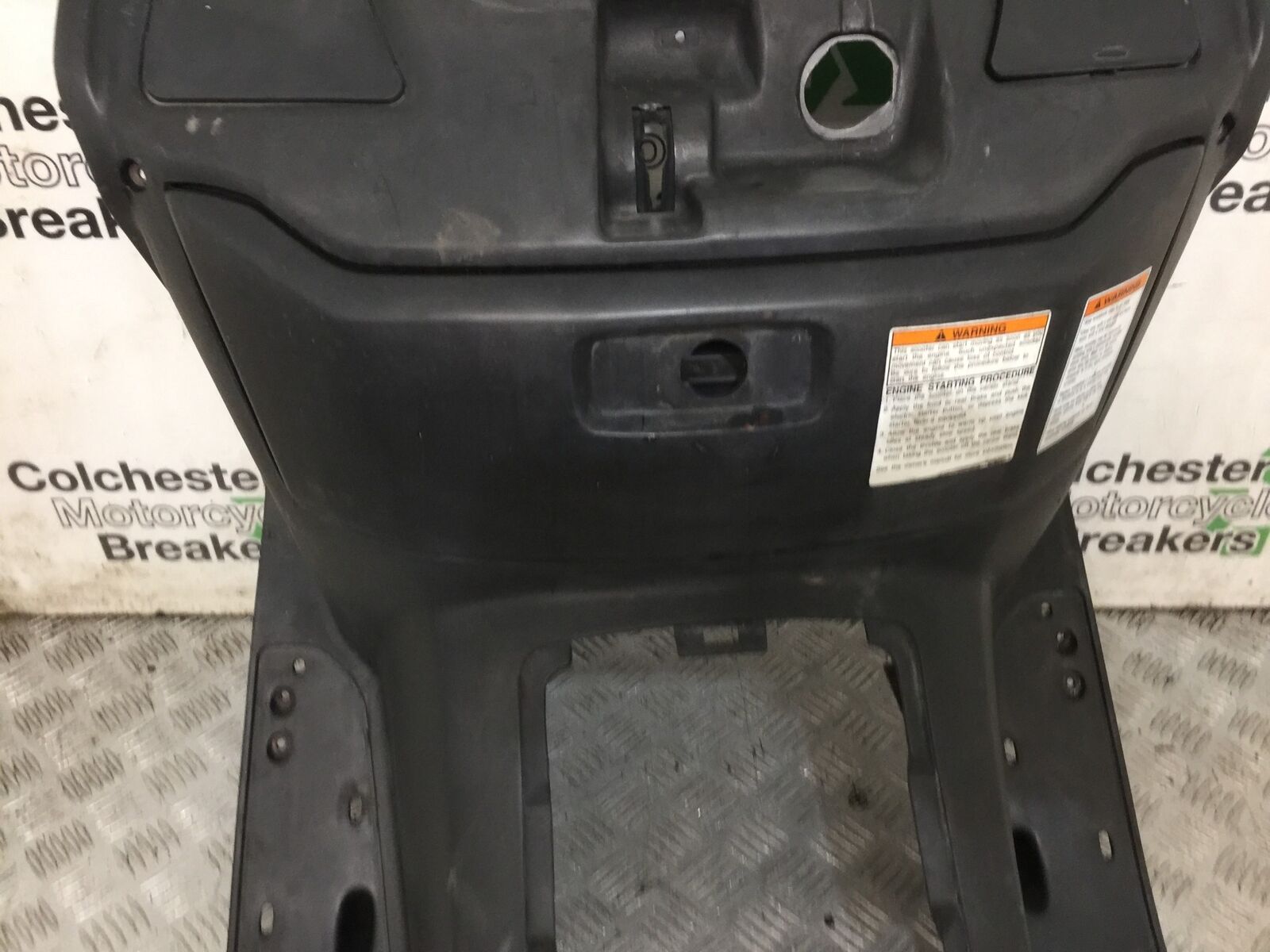 SUZUKI AN 250 BURGMAN INNER PANEL  YEAR 1999  (STOCK 881)