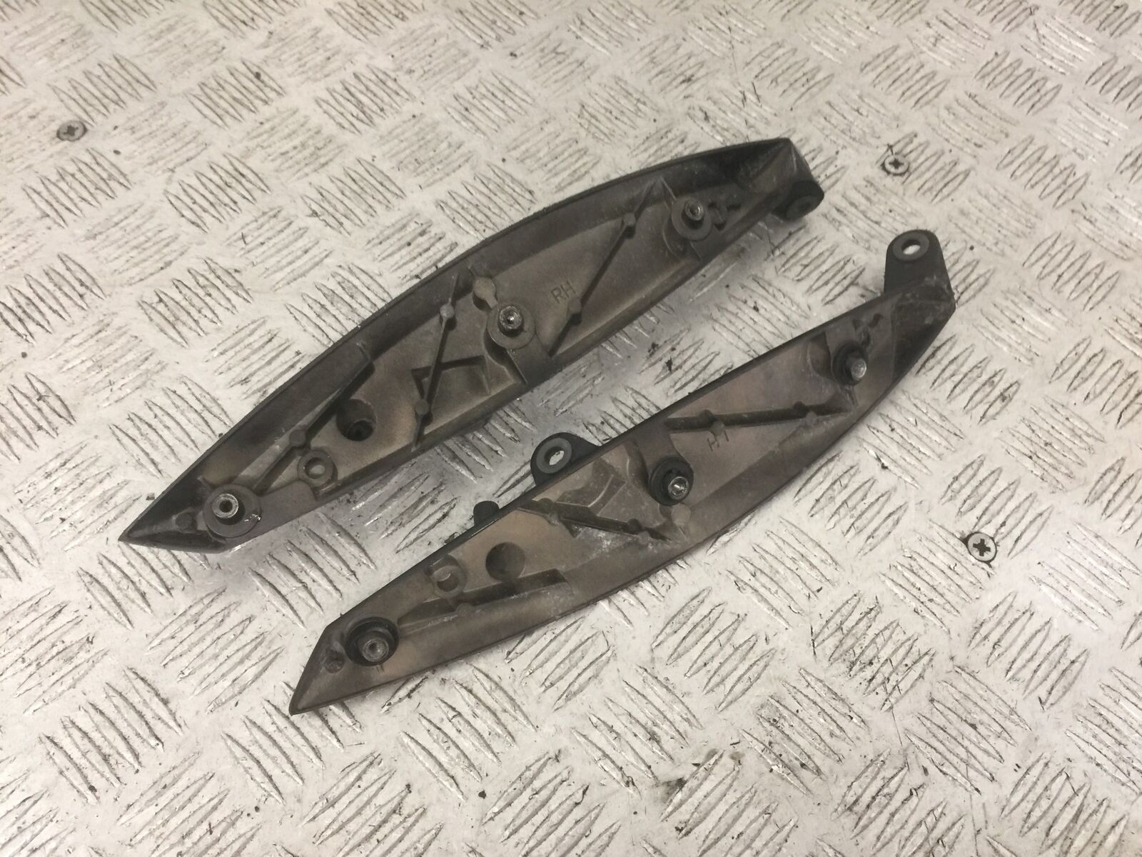 TRIUMPH TROPHY 1215 SE SCREEN BRACKETS   2012-2017 (STOCK 870)