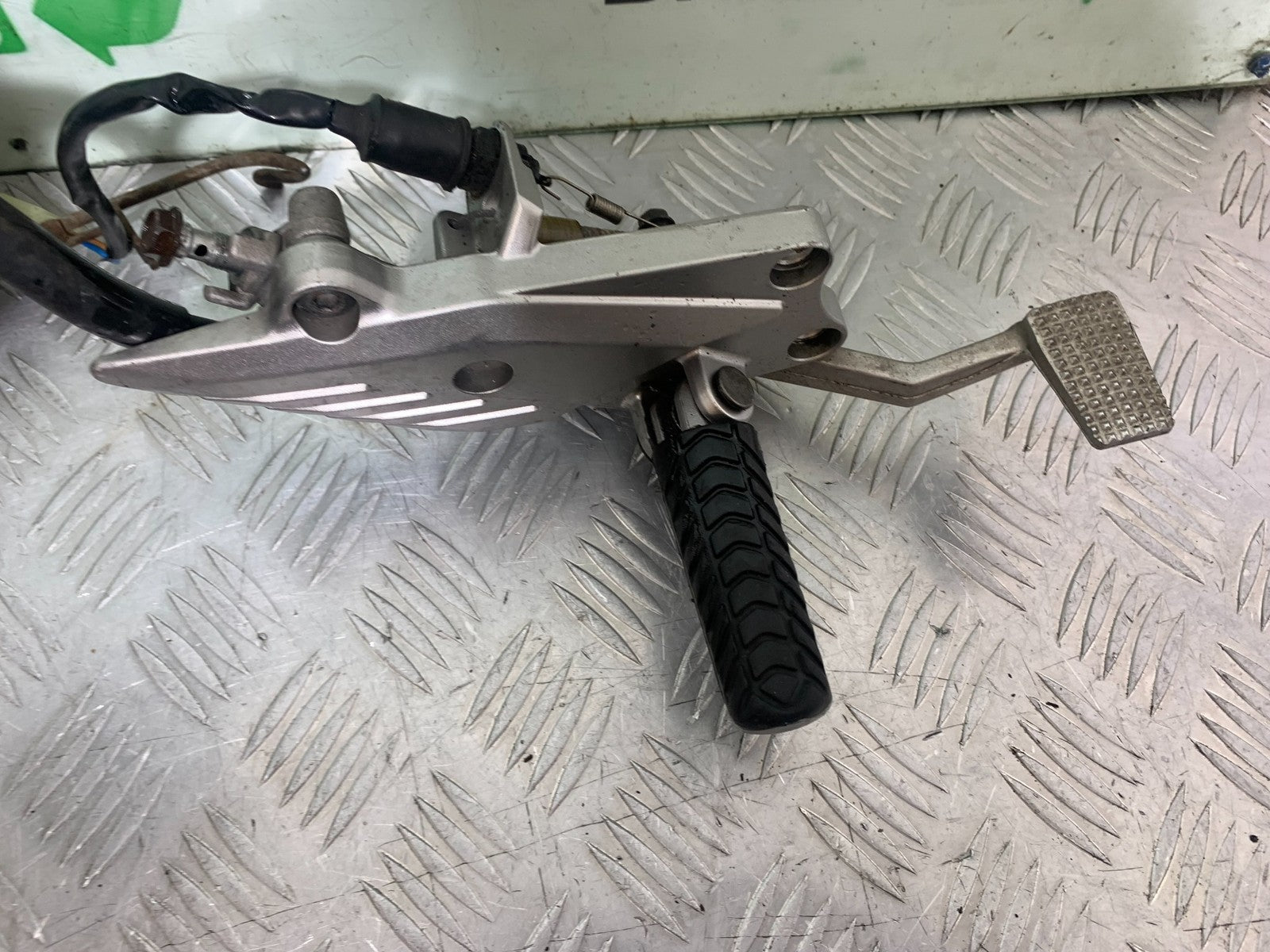 KAWASAKI GTR1400 GTR 1400 FRONT RIGHT HANGER  YEAR 2007-2009 (CMB1306)