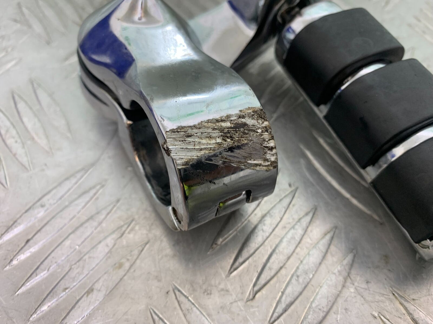 TRIUMPH THUNDERBIRD 1600 FOOTPEG AND BRACKET   YEAR 2011 (CMB1107)