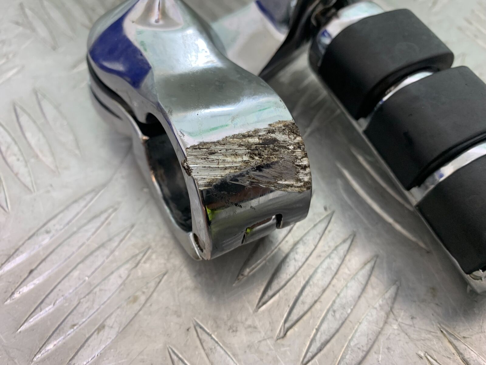 TRIUMPH THUNDERBIRD 1600 FOOTPEG AND BRACKET   YEAR 2011 (CMB1107)