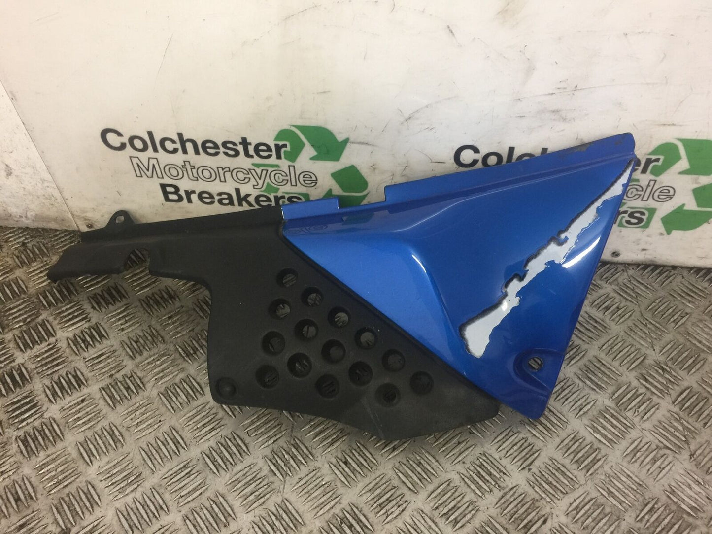 TRIUMPH 900 TIGER RIGHT SEAT PANEL   YEAR 1993-1999 STOCK 445