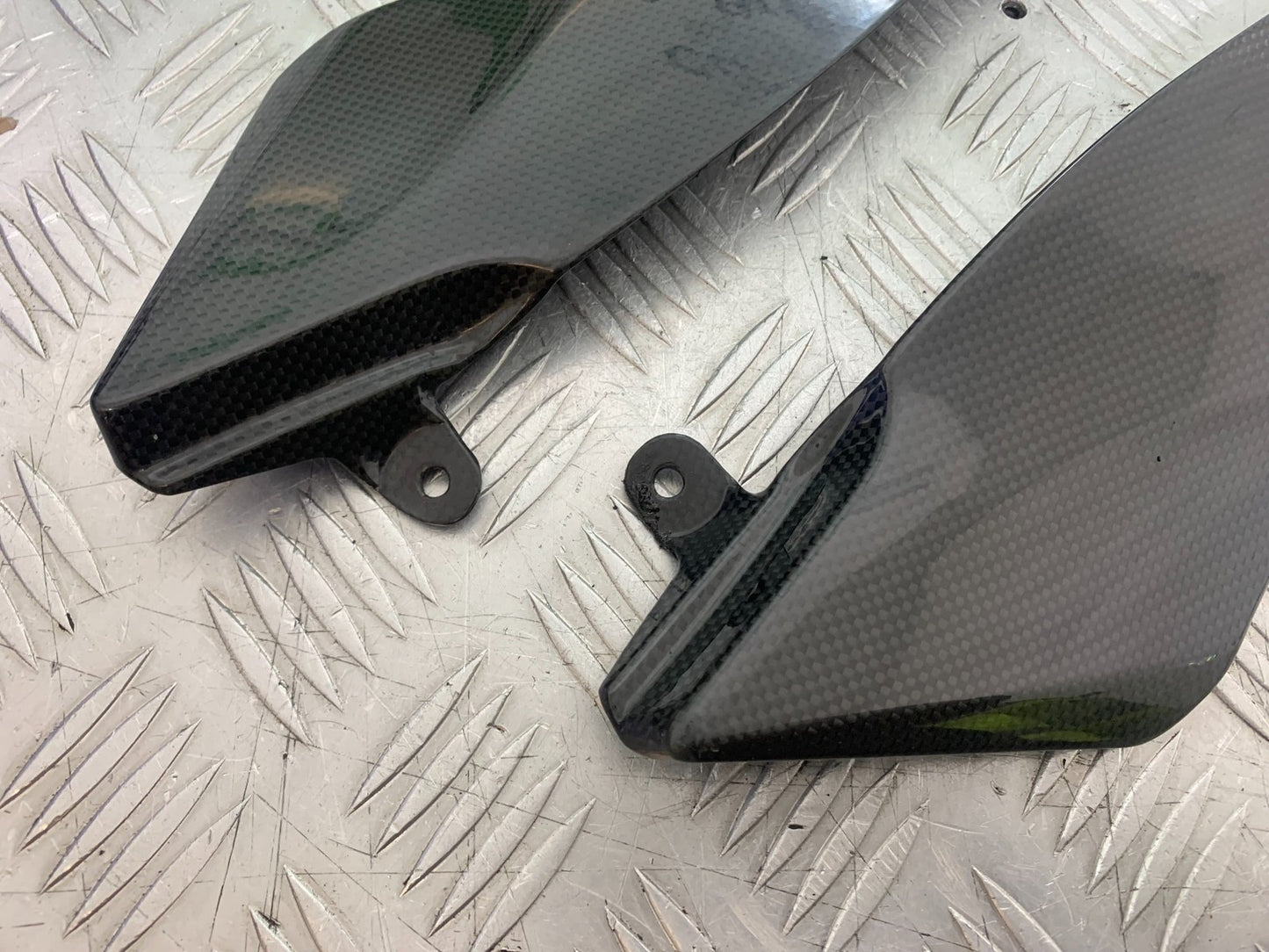 YAMAHA YZF R1 4C8 LEFT & RIGHT CARBON SIDE TRIM YEAR 2007-2008 (CMB1237)