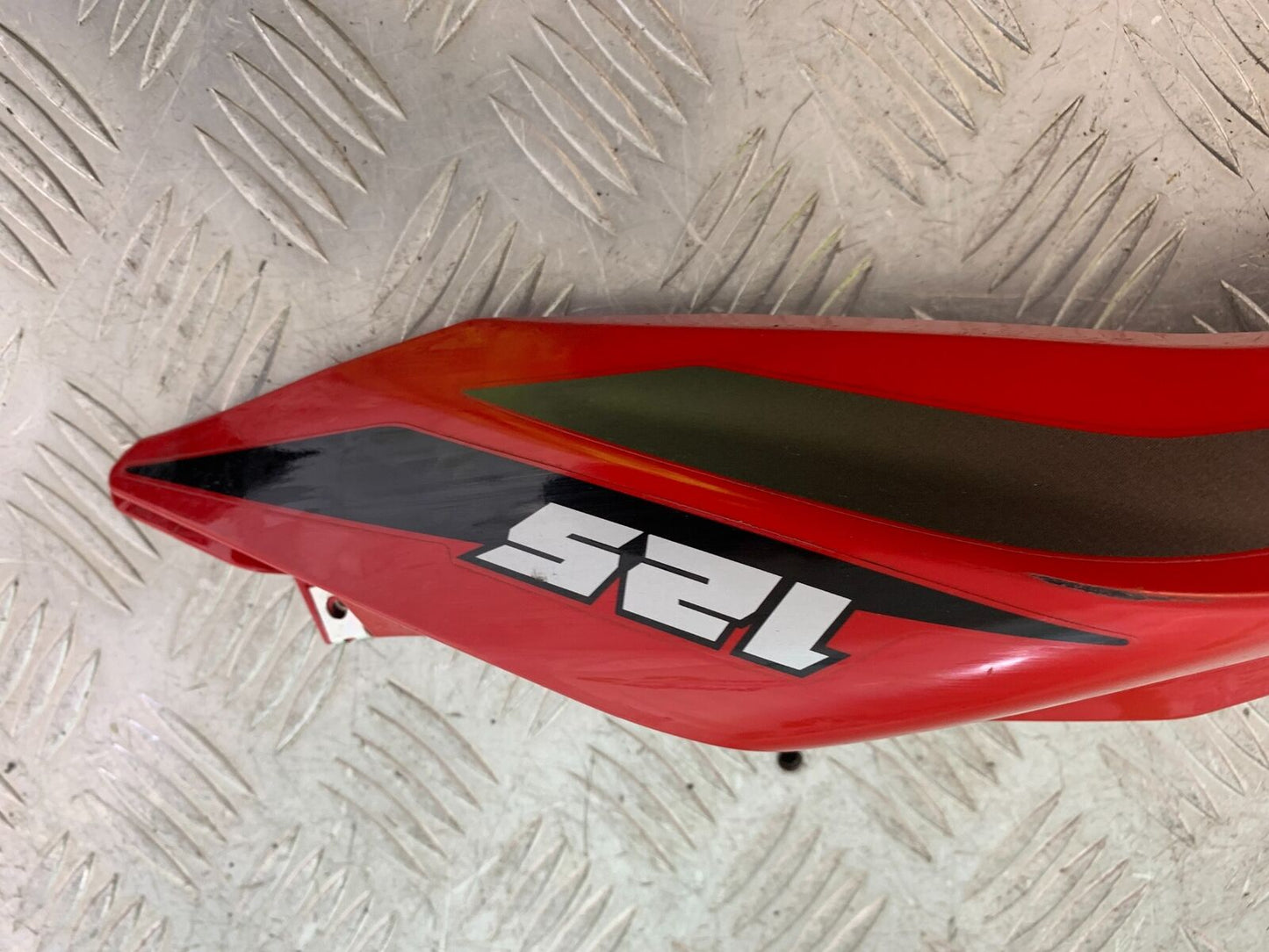 BENELLI BN125 BN 125 RIGHT SEAT PANEL    YEAR 2018-2021 (CMB1080)