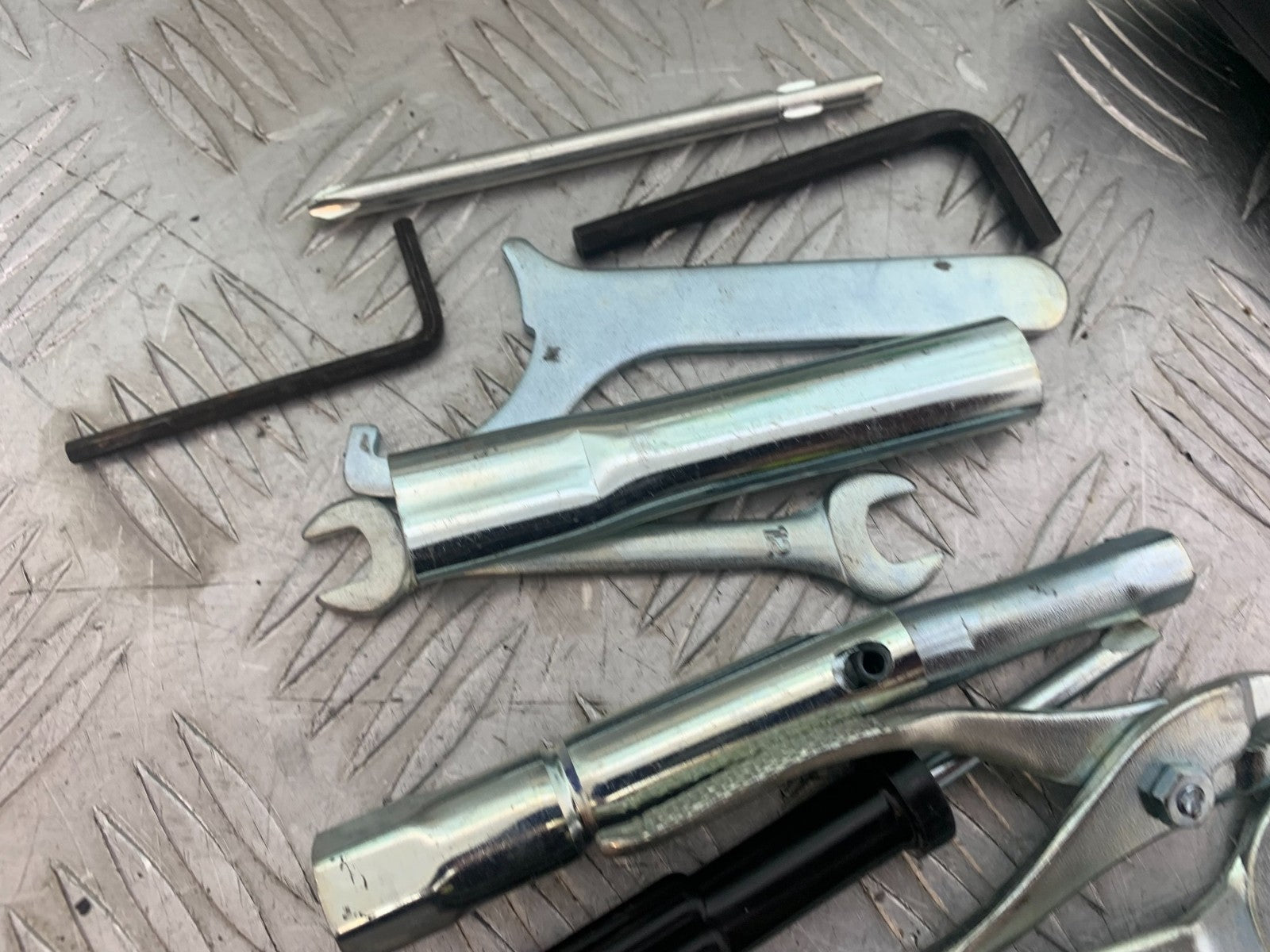 SUZUKI GSR600 GSR 600 TOOL KIT   2006-2010 (CMB1177)
