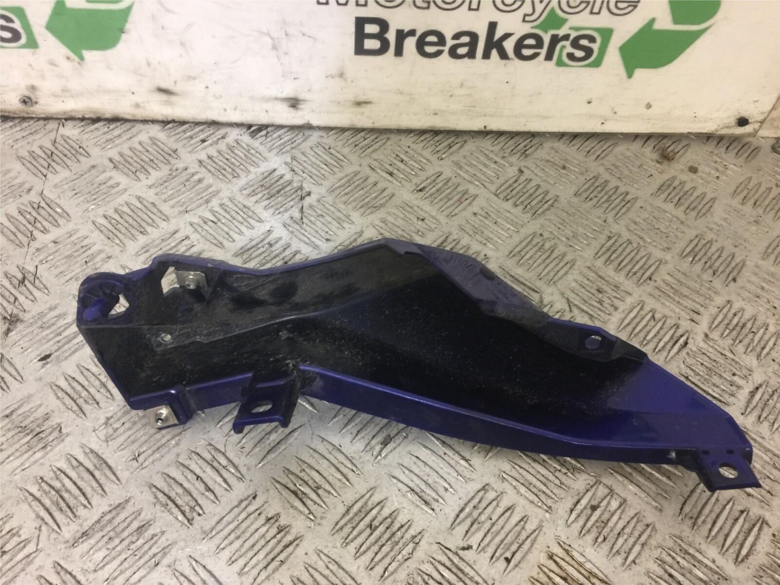 YAMAHA MT07 MT-07 TRACER LEFT SEAT PANEL   YEAR 2016 (STOCK 642)