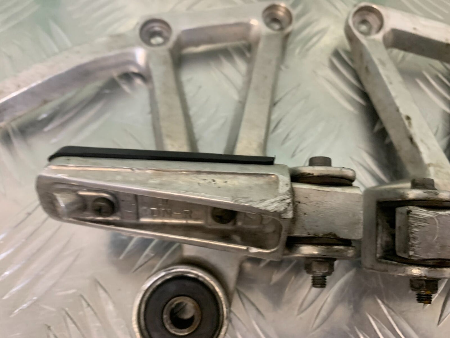 YAMAHA FZS600 FAZER 600 REAR HANGERS AND PEGS  YEAR 1998-2001 (STOCK 958)