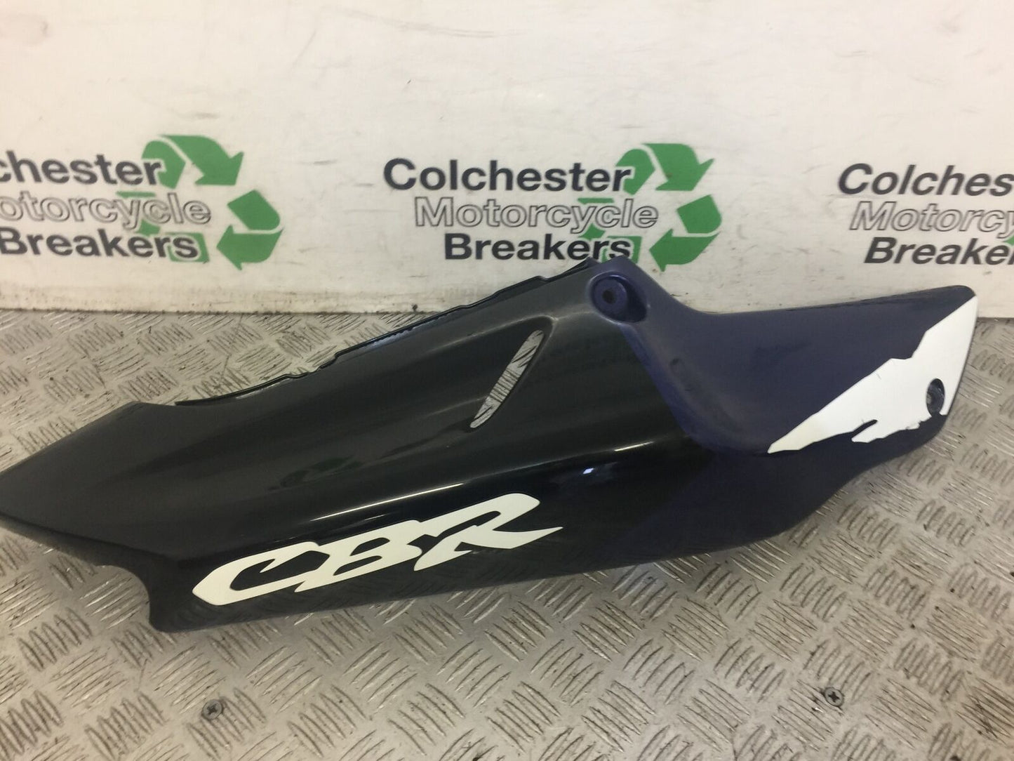 HONDA CBR900 FIREBLADE RIGHT SEAT PANEL   YEAR 1998 - 99 (STOCK 621)
