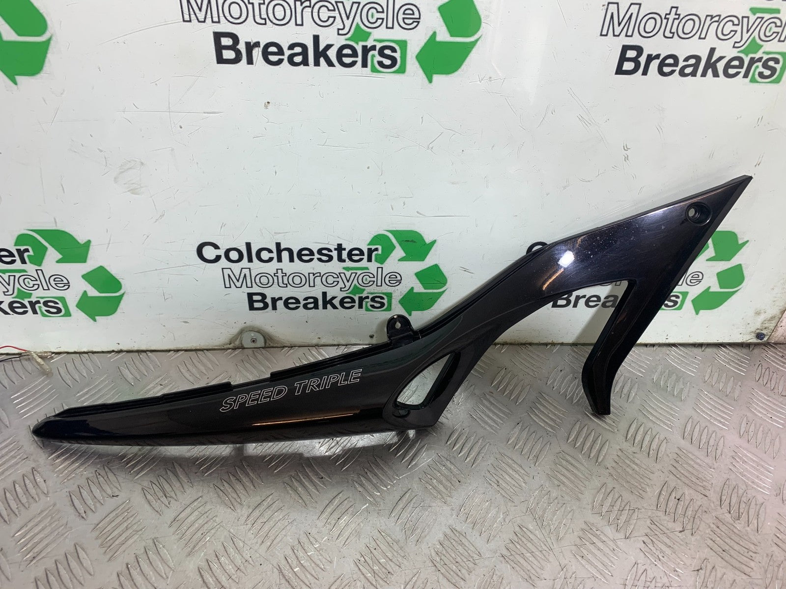 TRIUMPH 1050 SPEED TRIPLE RIGHT SEAT PANEL YEAR 2005-2007 (CMB1322)