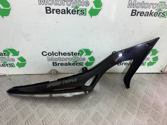 TRIUMPH 1050 SPEED TRIPLE RIGHT SEAT PANEL YEAR 2005-2007 (CMB1322)