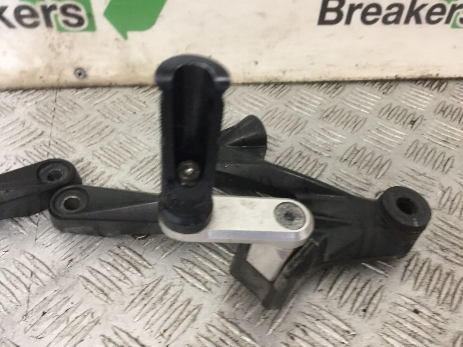 KAWASAKI ZZR1400 ZZR 1400 REAR HANGERS AND PEGS   YEAR 2007-11(STOCK 893)