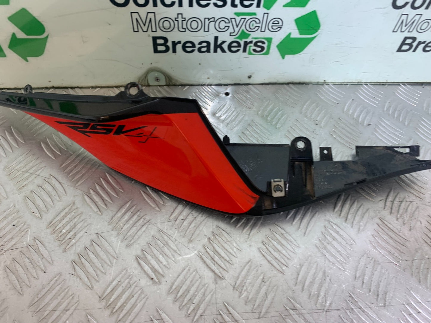 APRILIA RSV4 FACTORY RIGHT SEAT PANEL  YEAR 2009-2012 (CMB1224)