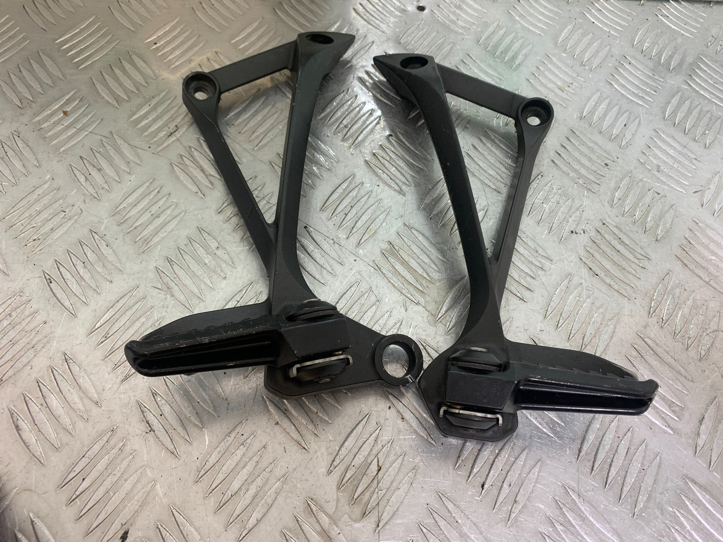 KAWASAKI ZX10R ZX 10R REAR HANGERS AND PEGS   YEAR 2011-2015 (CMB1154)