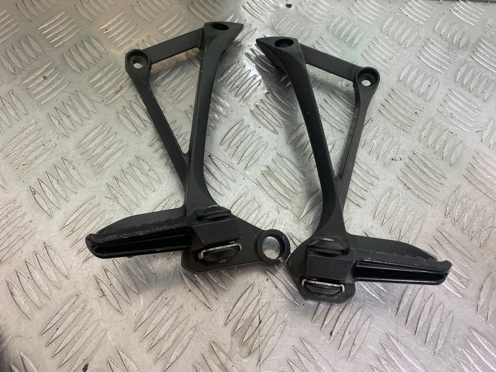 KAWASAKI ZX10R ZX 10R REAR HANGERS AND PEGS   YEAR 2011-2015 (CMB1154)