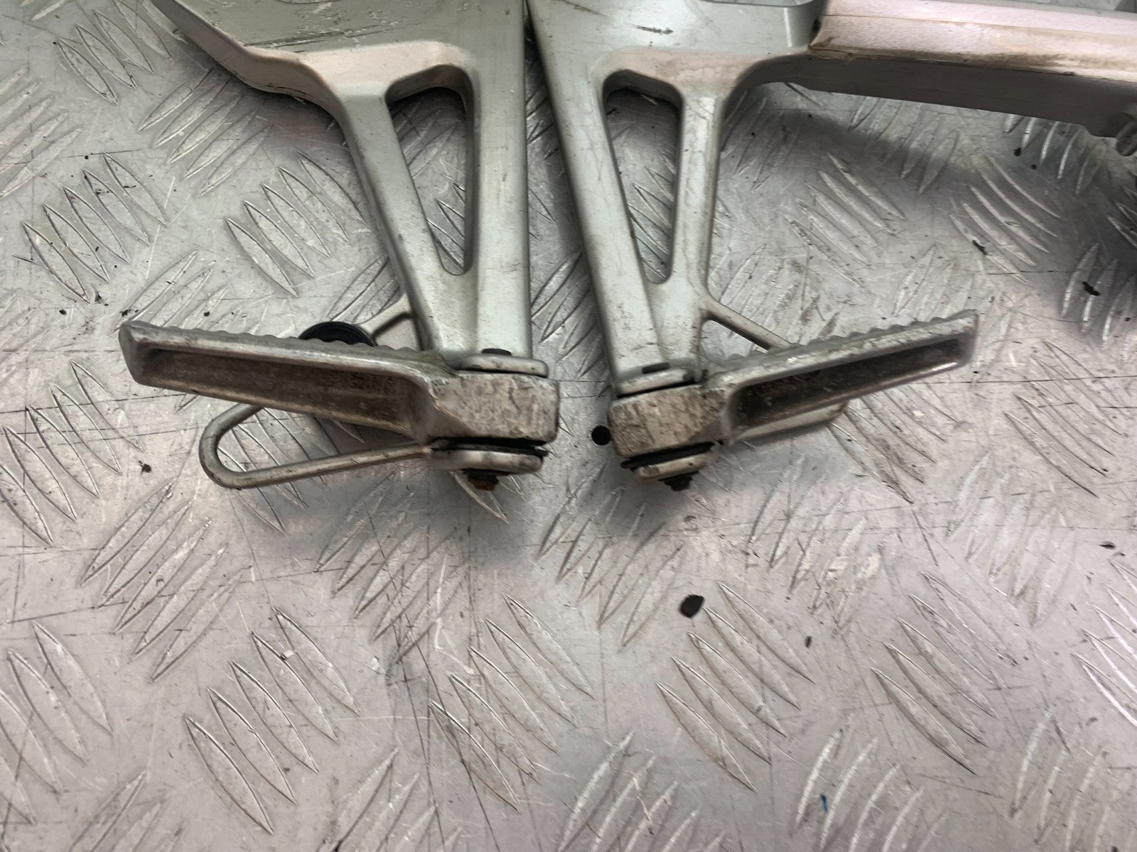 HONDA VFR800 PRE V-TEC REAR HANGERS   YEAR 1998-2001 (CMB1233)