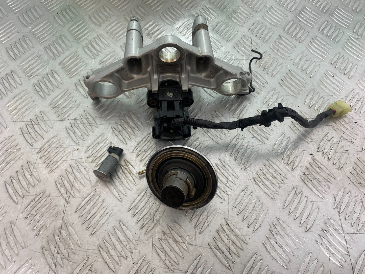 HONDA XL125 VARADERO LOCKSET AND KEY  YEAR 2001-2006  (CMB1210)