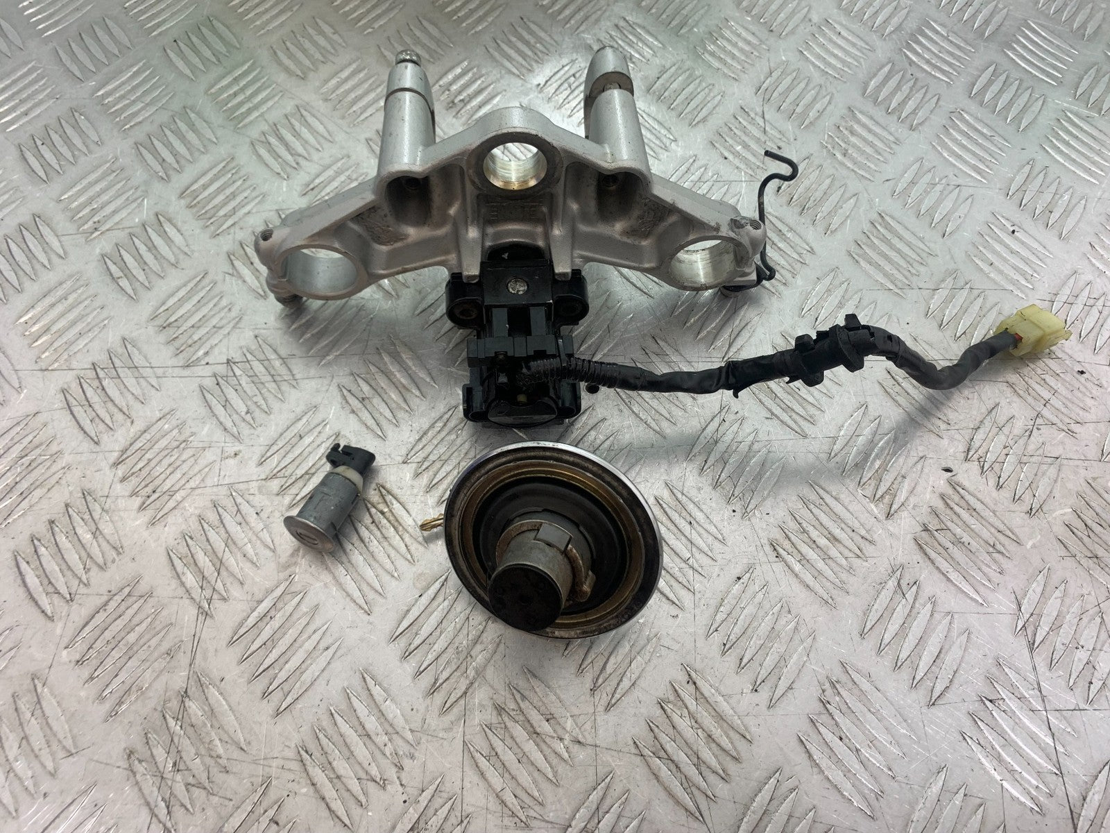 HONDA XL125 VARADERO LOCKSET AND KEY  YEAR 2001-2006  (CMB1210)